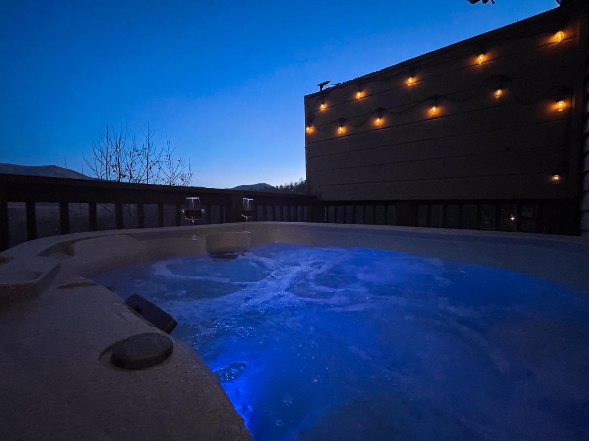 Heavenly View - Bear Themed Cabin, Hottub, Dog-Friendly, Near Gatlinburg Exterior photo